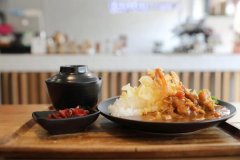 宫保鸡丁盖饭配皮蛋豆腐组